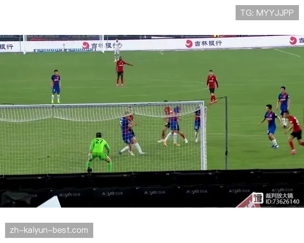 身体冲撞犯规判罚标准及裁判判定关键规则解析