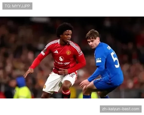 曼联防守体系漏洞频出问题在近期比赛中显现，对球队稳定性与表现造成影响